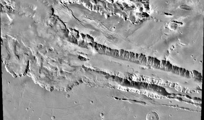 [Foto: Valles Marineris (tratto centrale)]