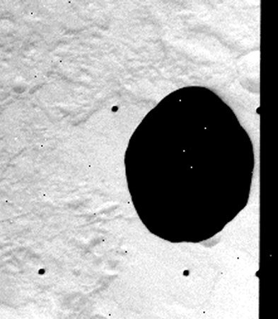 [Foto: Ombra del satellite Phobos (Viking 1)]